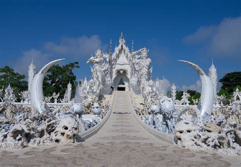  Wat Rong Khun! Kohtaaminen Taijojen Arkkitehtuurin Ja Henkien Maailman Välillä